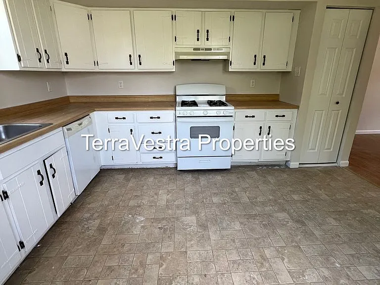 13-15 Grasmur Ct — Photo 2