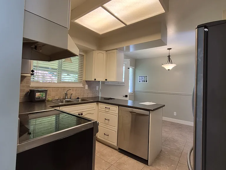 3853 Clematis Cres — Photo 11