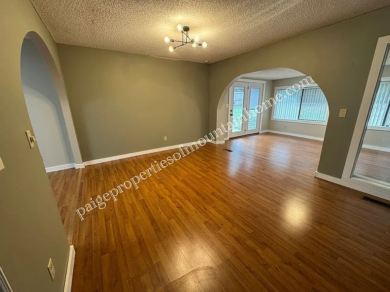 106 Parkview Cir — Photo 2