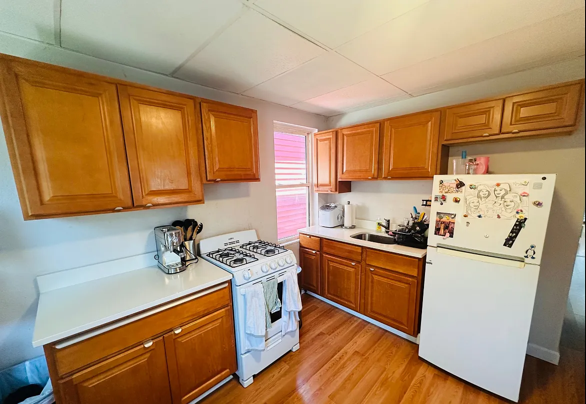 3 bed, 1.5 bath, 999 sqft, $4,200 — Photo 1