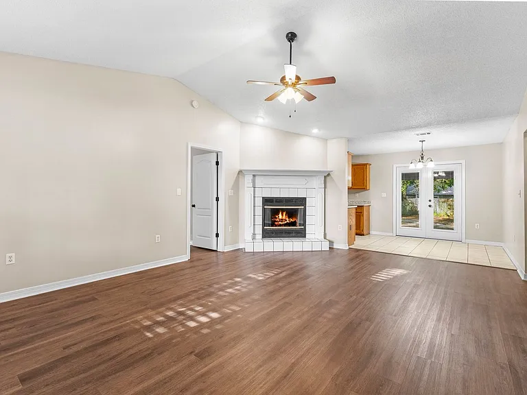 502 Hyde Park Dr — Photo 2
