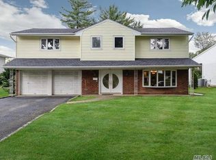 29 Meadow Farm Rd, New Hyde Park, NY 11040