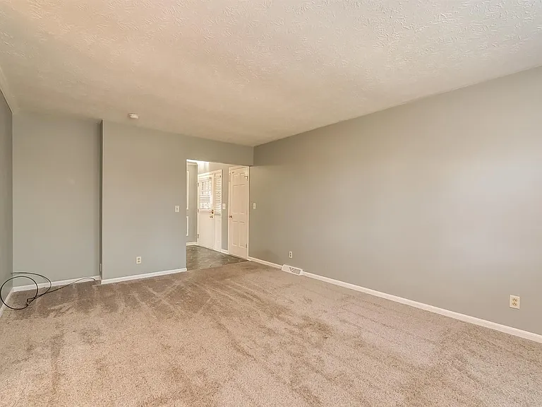 221 Wildwood Pl — Photo 3