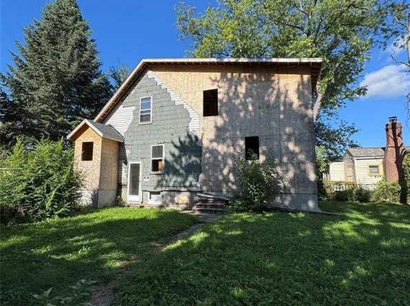 20860 Ridgemont Rd, Harper Woods, MI 48225