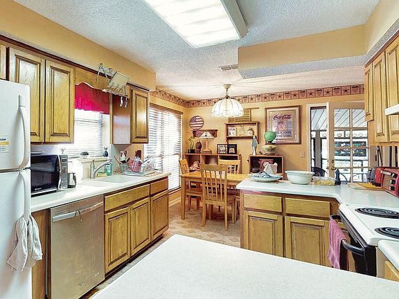 4th image of 2446 Begonia Dr
