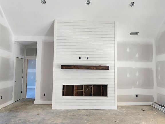 4th image of 10040 Lakeview Pkwy