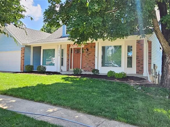 16436 Green Pines Dr, Ballwin, MO 63011