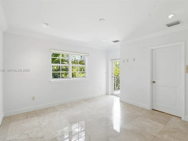 592 Fernwood Rd #B — Photo 16