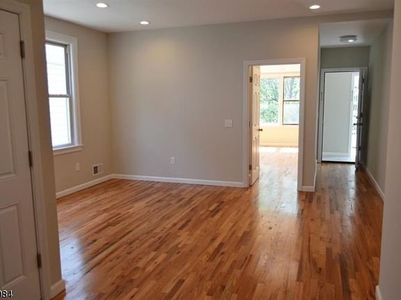 5th image of 207 N 16th St Floor 3