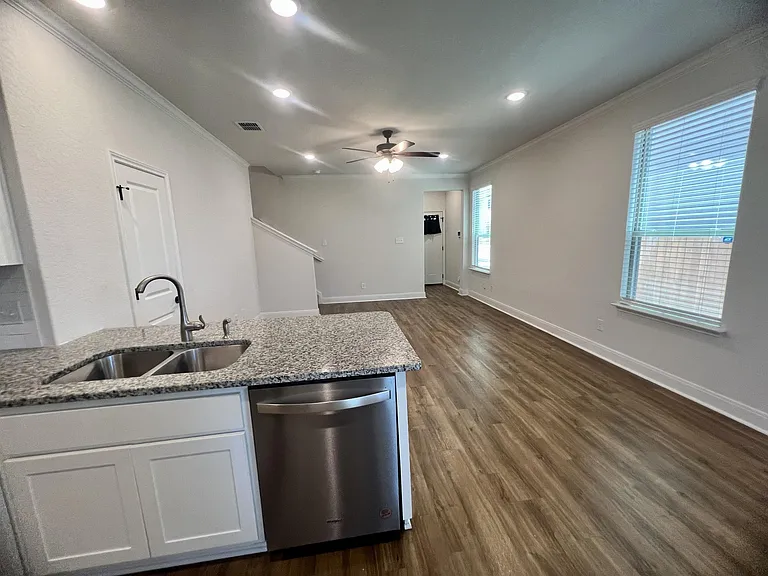 10335 Lynwood Crk — Photo 6