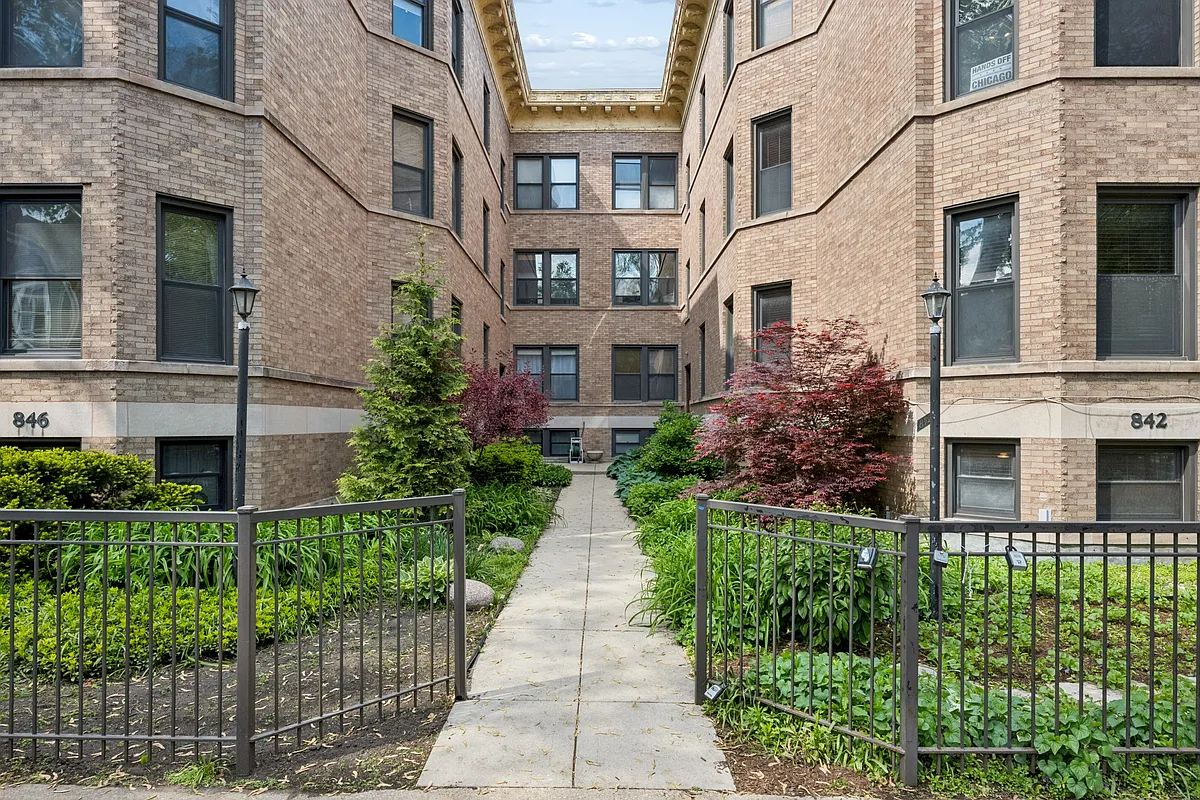 Building Photo - 842 W Newport Ave #2S