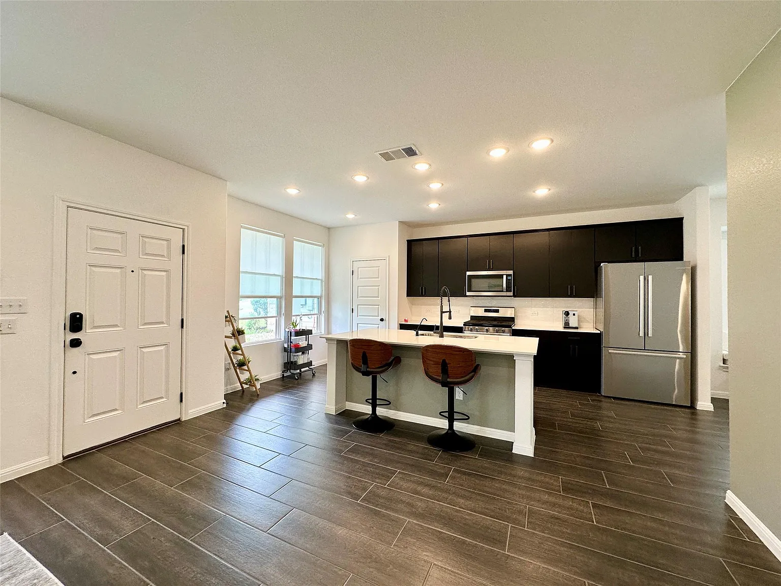 3 bed, 2.5 bath, 1950 sqft, $2,350 — Photo 2