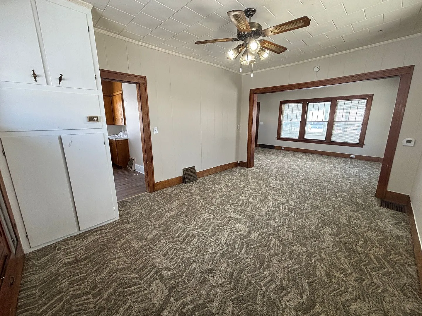 4 Bedroom, 1 Bathroom home with 2+ car garage! — Photo 4