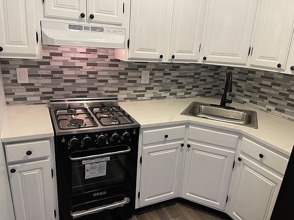 2nd image of 916 S 11th St Floor 2