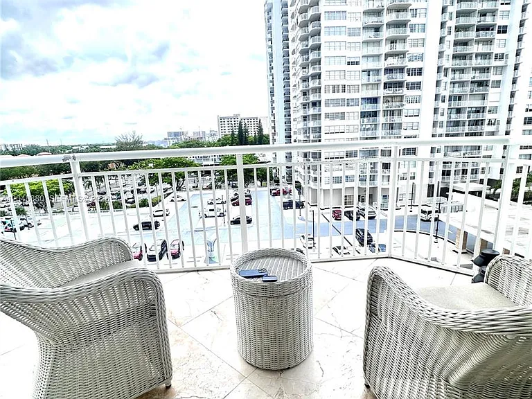 18021 Biscayne Blvd #702 — Photo 5