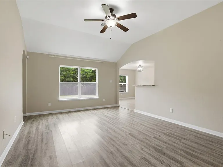 230 Silverleaf Dr — Photo 4