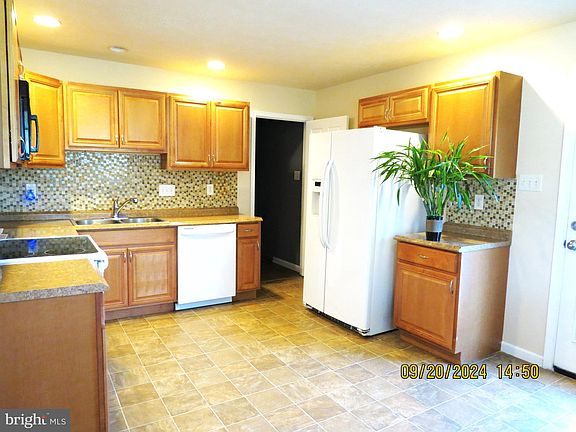 5th image of 220 Village Ct