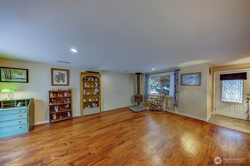 5th image of 207 Seattle Street W