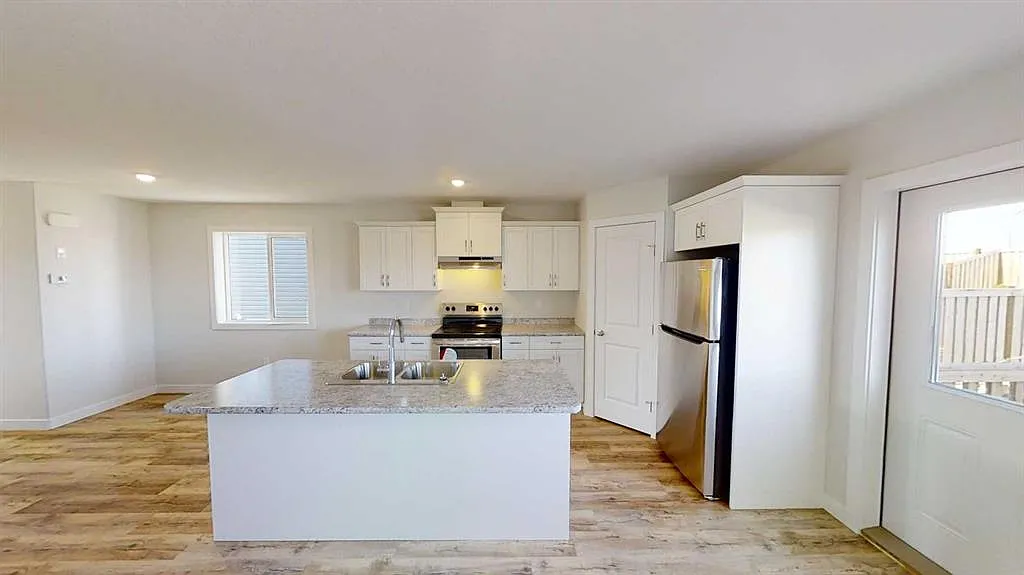 3 bed, 2.5 bath, 1185 sqft, $2,200 — Photo 3
