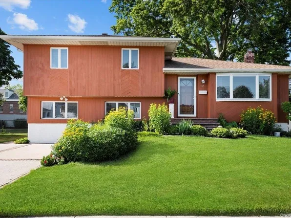 12 Lincoln Road N, Plainview, NY 11803