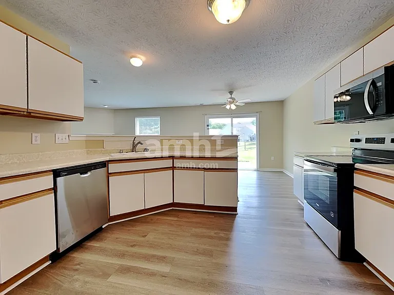 1023 Canterbury Ln — Photo 3