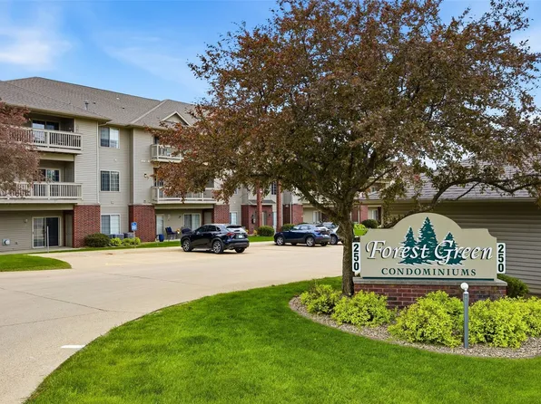 250 Cimarron Dr Unit 202, Hiawatha, IA 52233