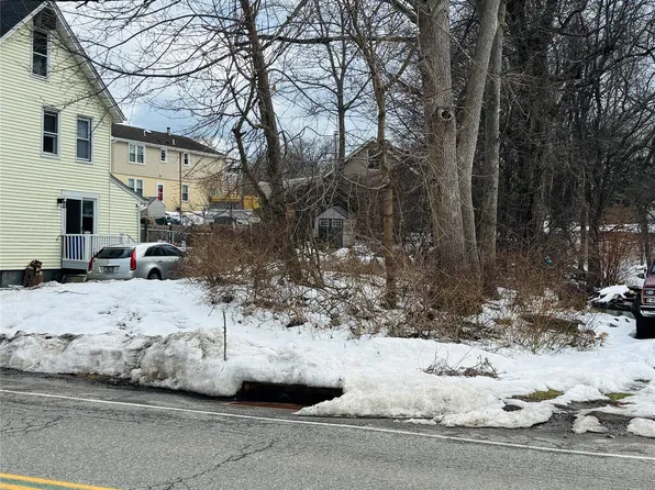 Between 229 and 231 Westchester Avenue, Buchanan, NY 10511