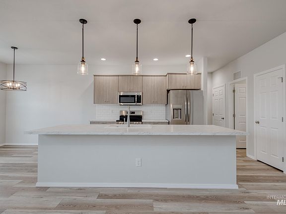 3rd image of 115 Aquamarine Ave