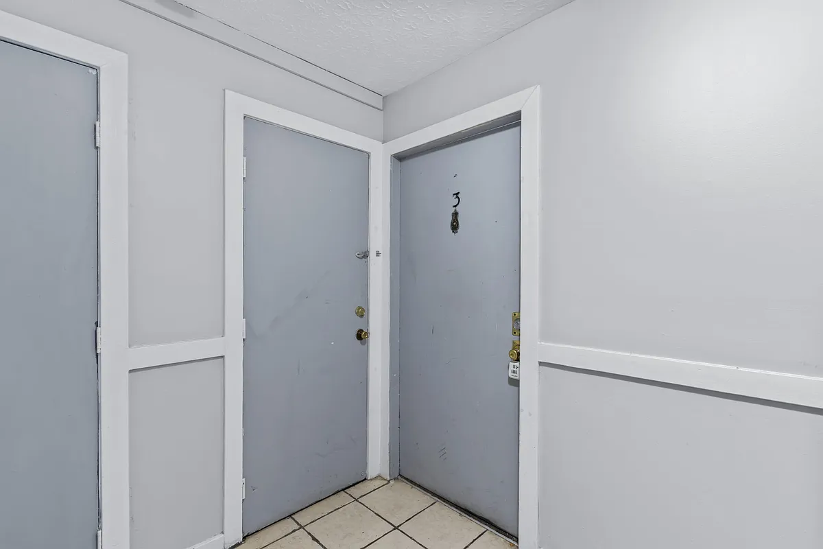 Photo 2 of 34 - 5800 Santa Fe Trl #2 - Louisville, KY Building Photo - 5800 Santa Fe Trl #2