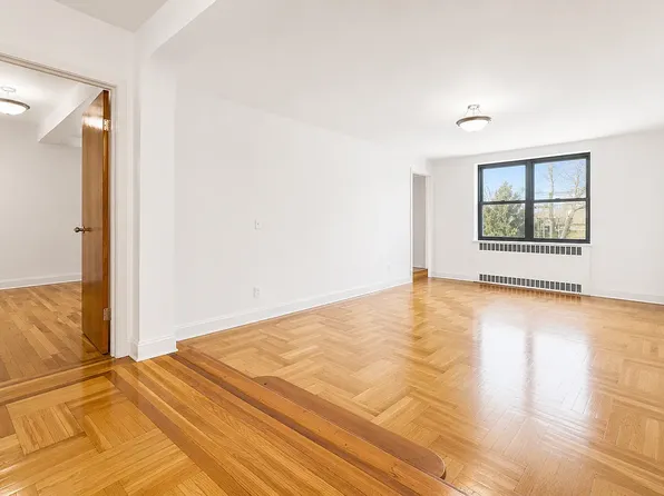 700 Fort Washington Avenue image 1 of 13