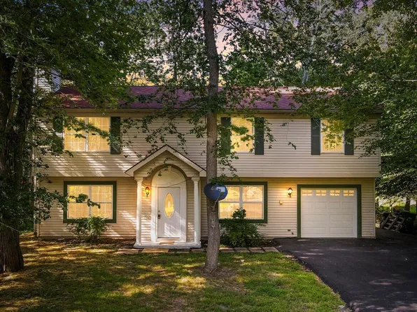 1201 Hunters Woods Dr, East Stroudsburg, PA 18301