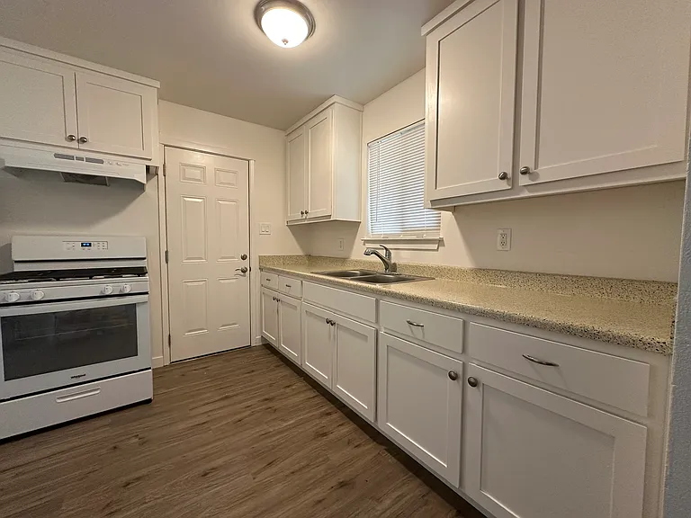 583 Johnston St — Photo 3