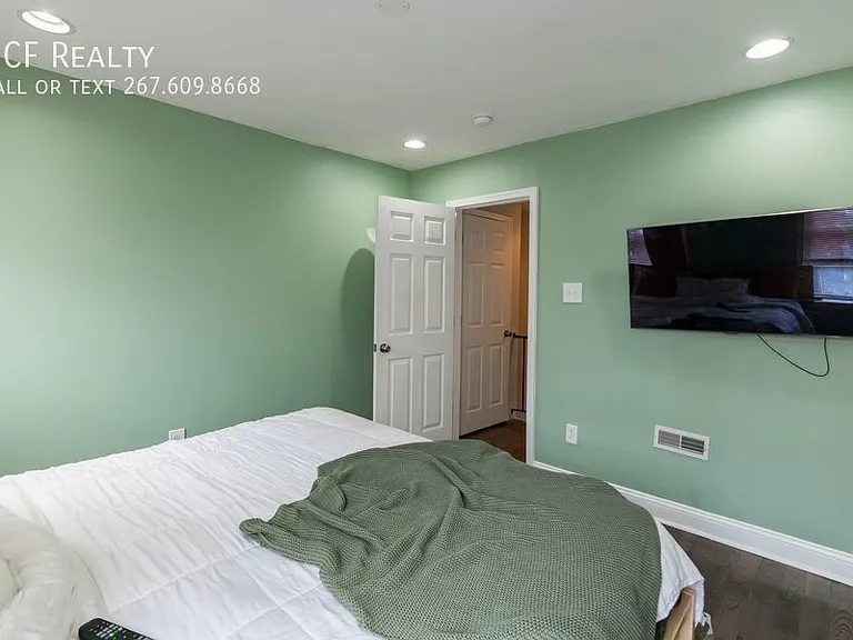 2033 Sigel St — Photo 15