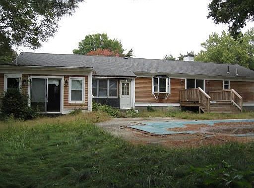 2nd image of 122 Pond Plain Rd