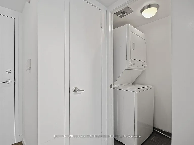 15 Fort York Blvd W #3907 — Photo 45