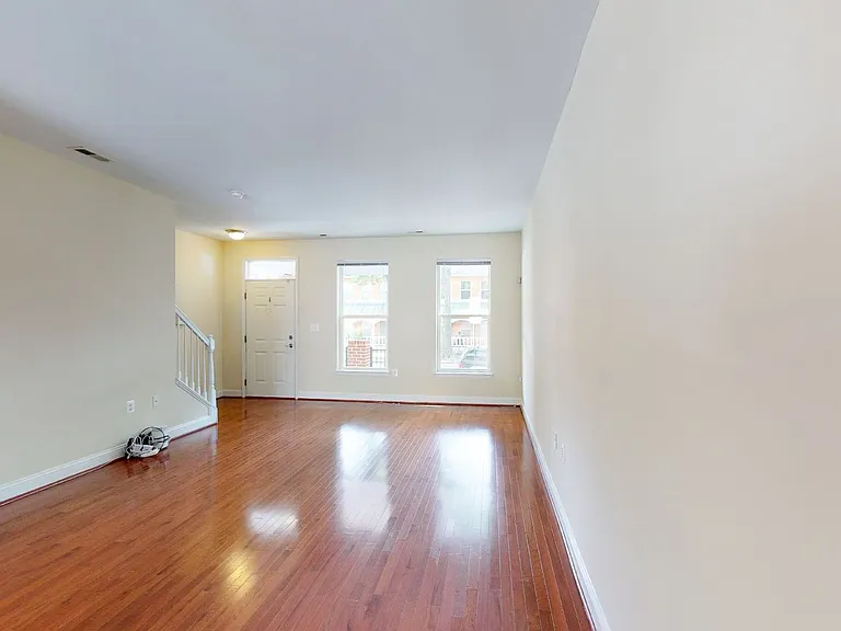 720 Barnes St NE — Photo 9