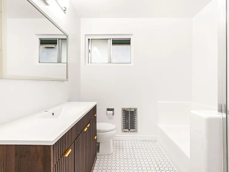 Hollyview Apartments — Photo 18