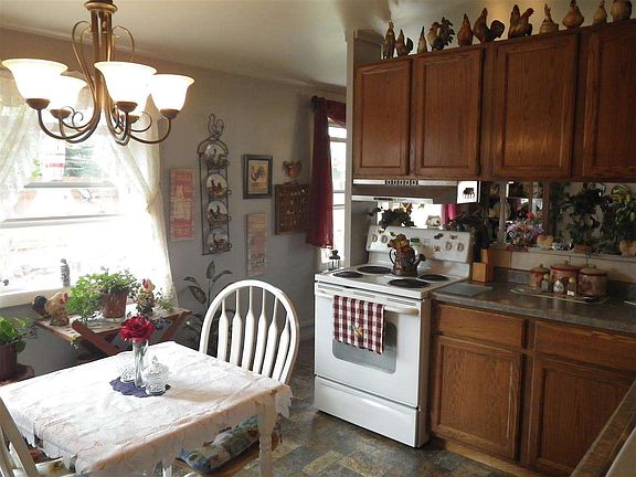 3rd image of 118 Caribou St