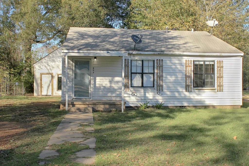 Charming 2BR Home with Fenced Yard in Kilgore — Photo 1
