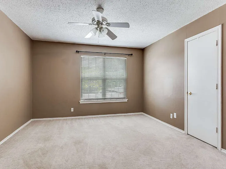 1255 Roaring Springs Rd — Photo 3