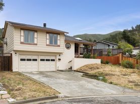 19 Elk Ct, Pacifica, CA