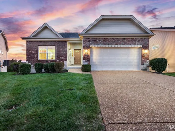 1216 Emerald Gardens Dr, Saint Peters, MO 63376