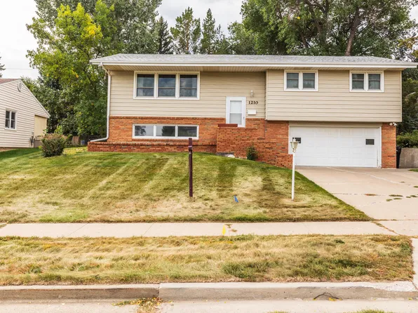 1210 W Coulee Rd, Bismarck, ND 58501