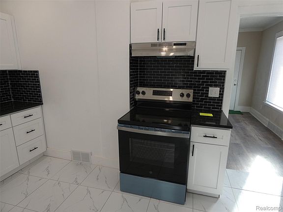 5th image of 81 Fessenden St
