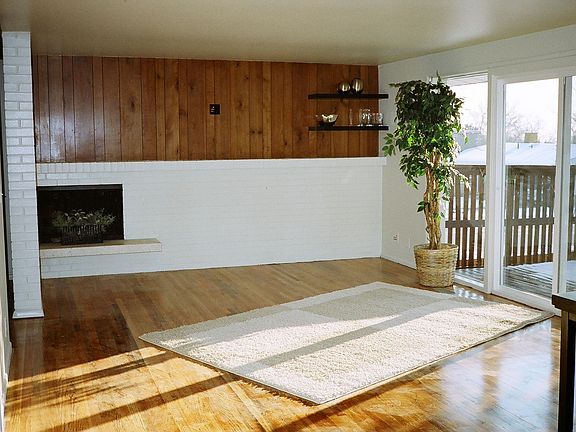 Living room w/fireplace