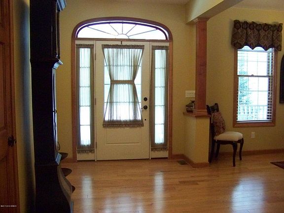 4th image of 30 Barrington Dr