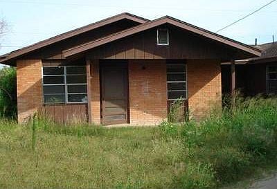 1st image of 905 Lowry Ln