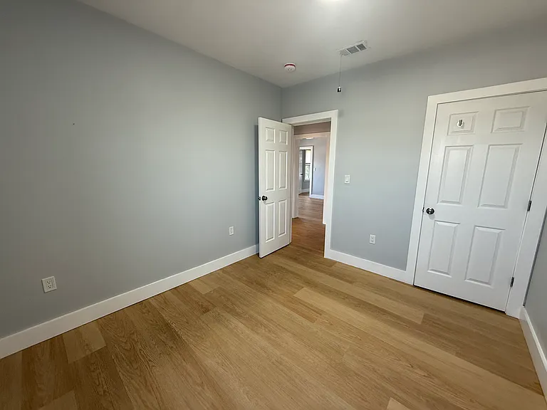 566 Shirley St #5 — Photo 4