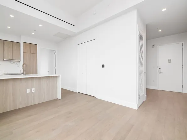 200 East 23rd Street image 4 of 11