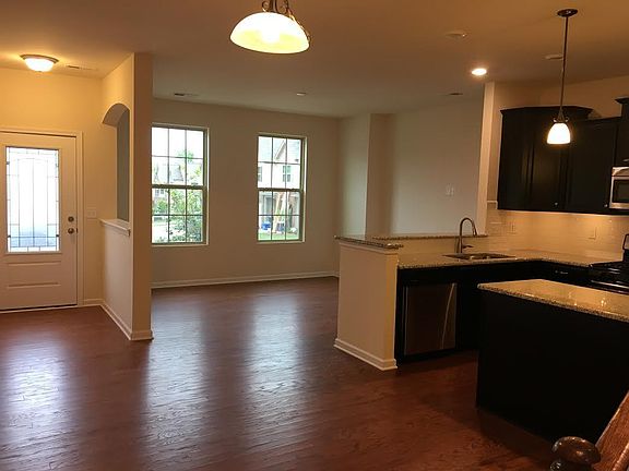 2nd image of 3031 Honeylocust Ln